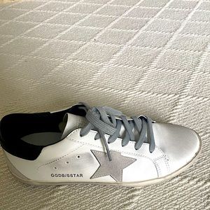 Size 8 GGDB/SSTAR Golden Goose tennis shoe.